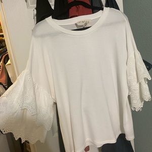 Never Worn 3/4 Sleeve Flowy Top! Size L